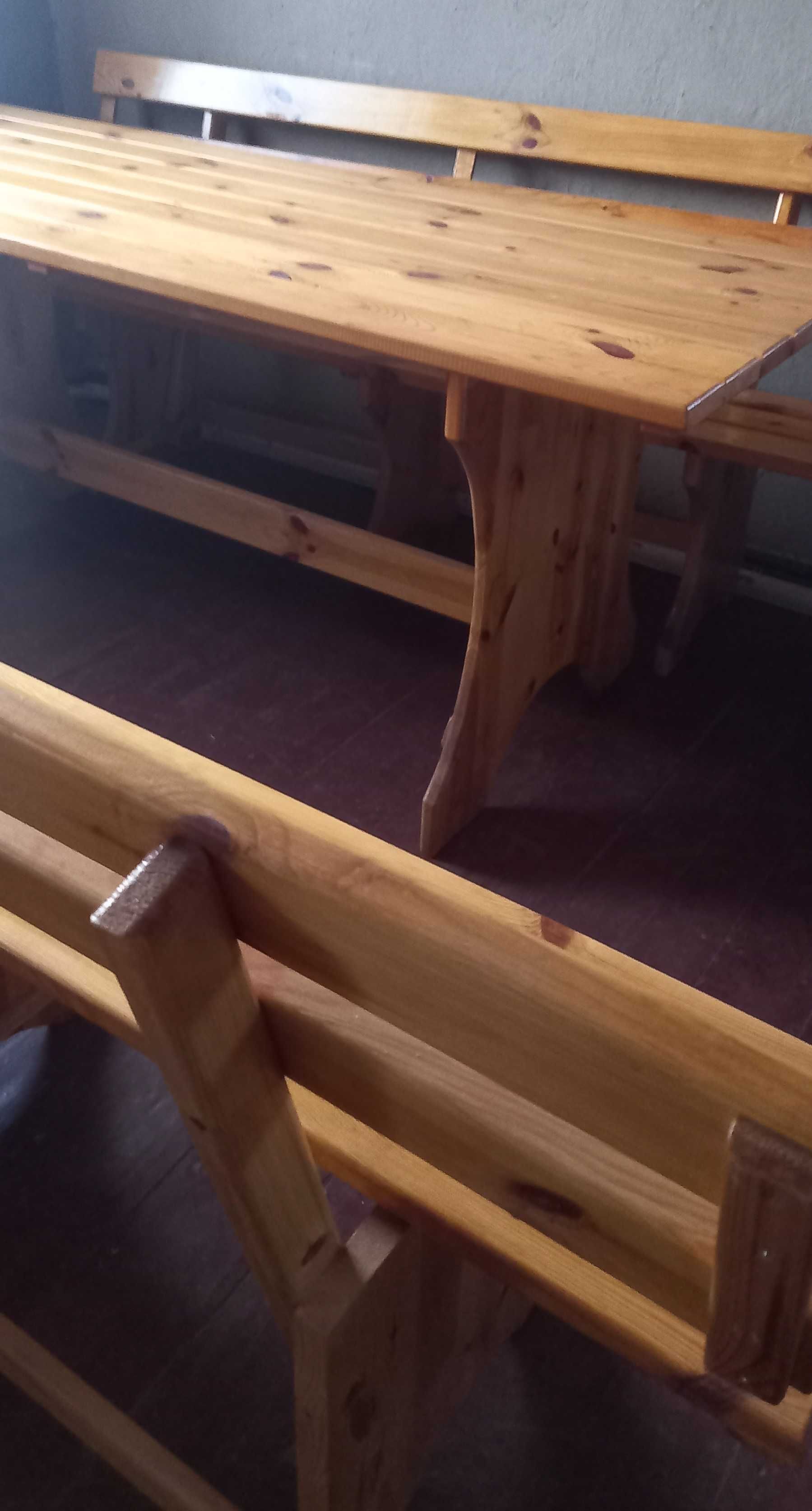 Деревянный стол и скамейки для беседки