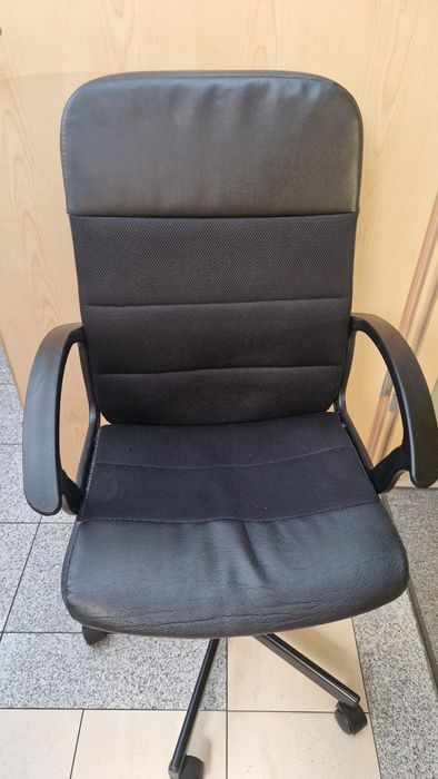 Krzesła biurowe w dobrym stanie
