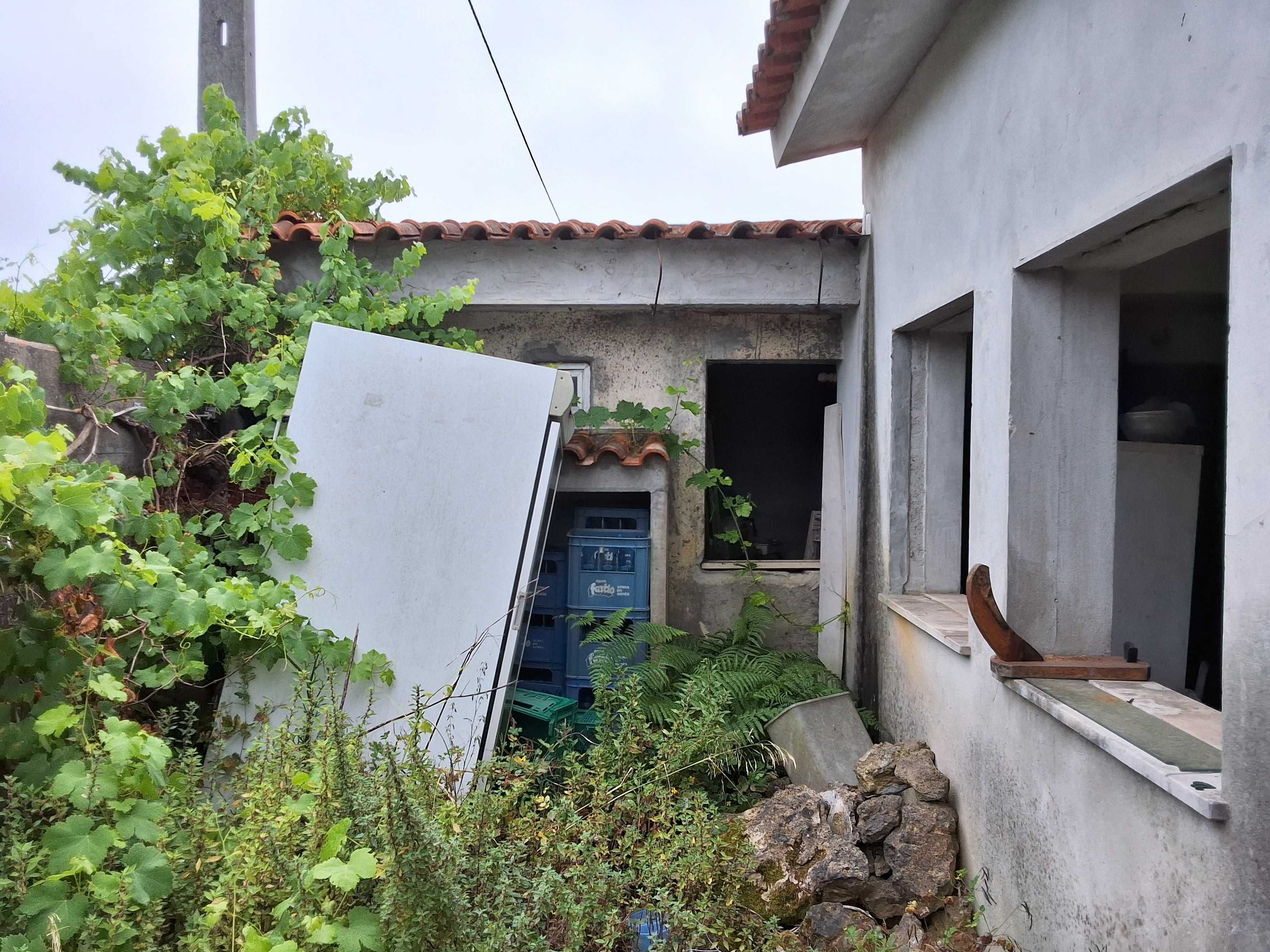 Casa em ruinas e Anexo por acabar