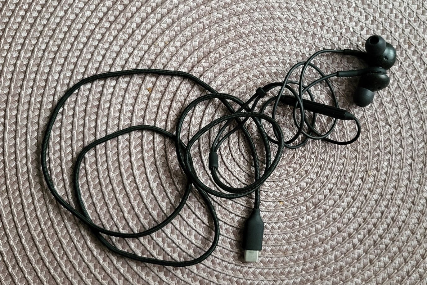 Czarne słuchawki przewodowe AKG, USB C