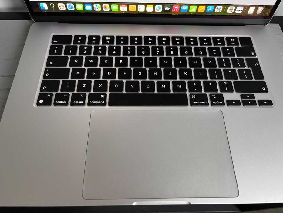 Apple MacBook Air 2023 15,3" M2/8GB RAM/ 256GB Dysk - macOS - srebrny