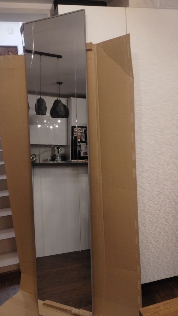 Lustro 230x50 z frontu szafy PAX lekko pęknięta