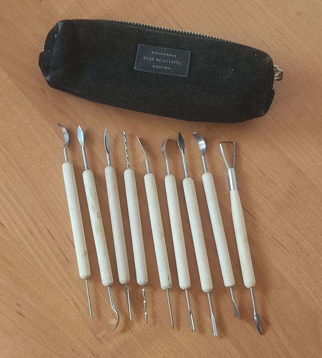 Zestaw narzędzi do rzeźbienia.