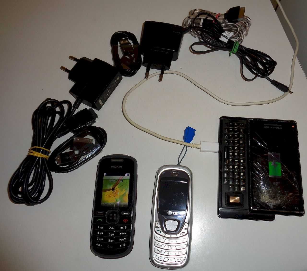 Nokia 1661, LG 0168, Motorola Milestone Droid + akcesoria