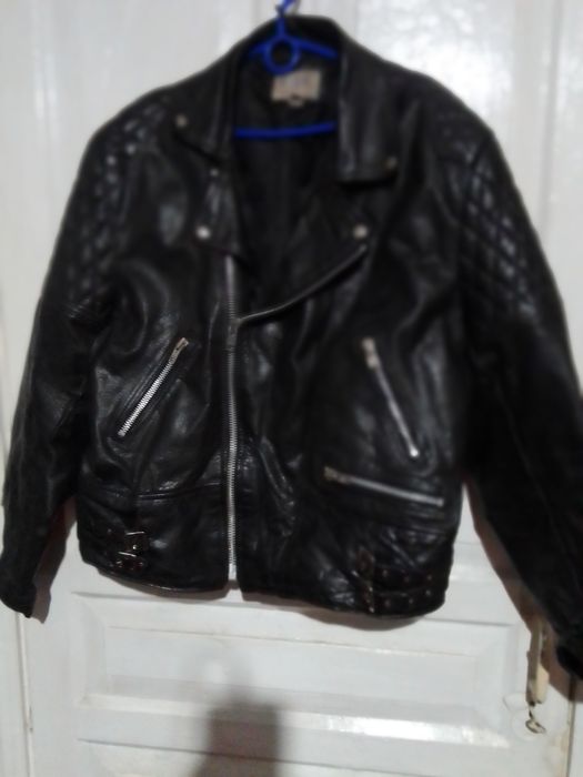 Косухи кожані на синтопоні.майже нові.