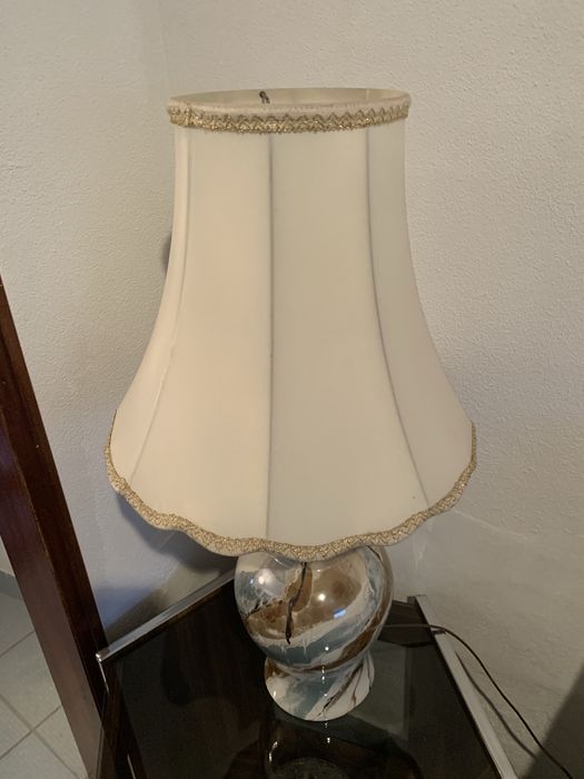 Candeeiro em louça com abajur creme