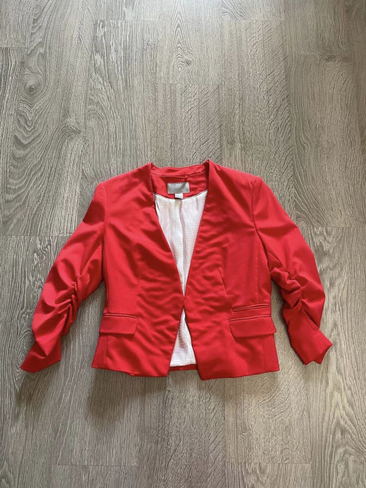 Красный укороченый пиджак H&M