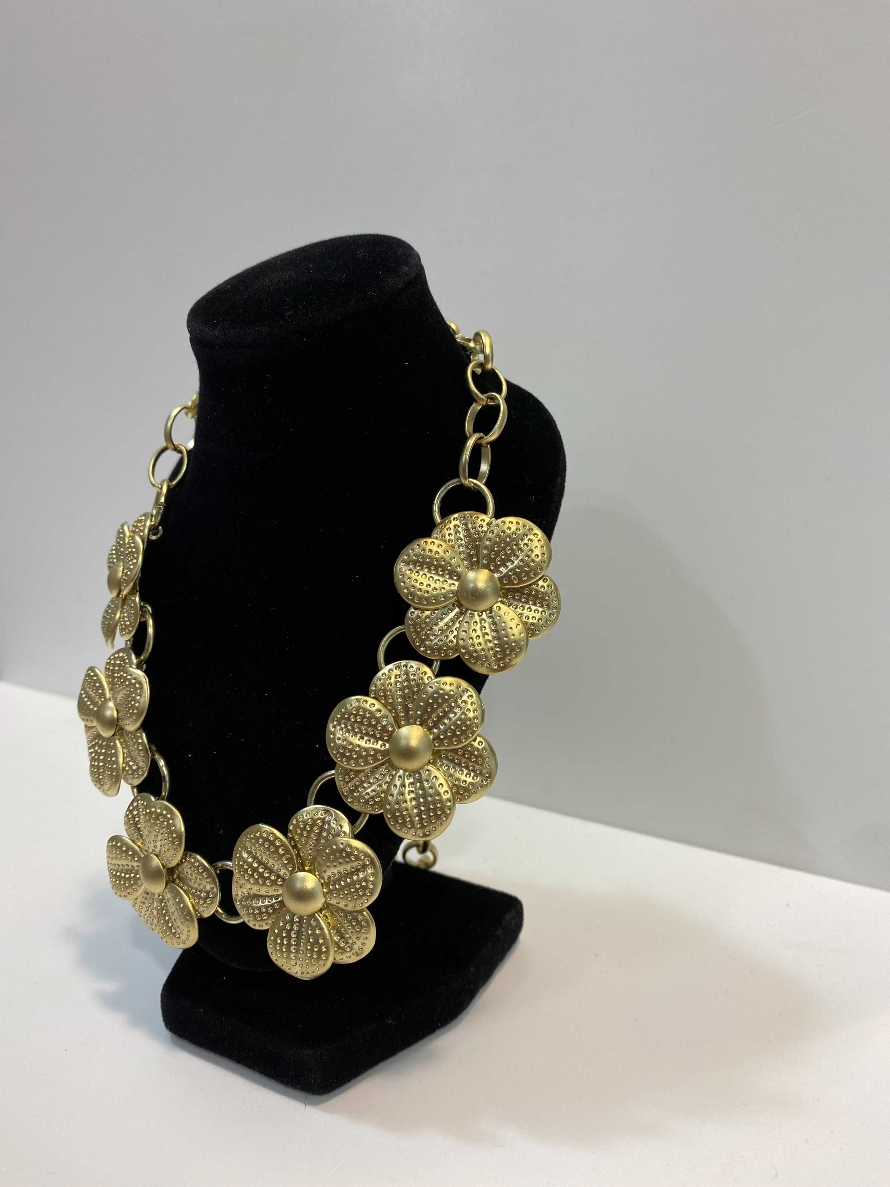 Colar Dourado com Flores