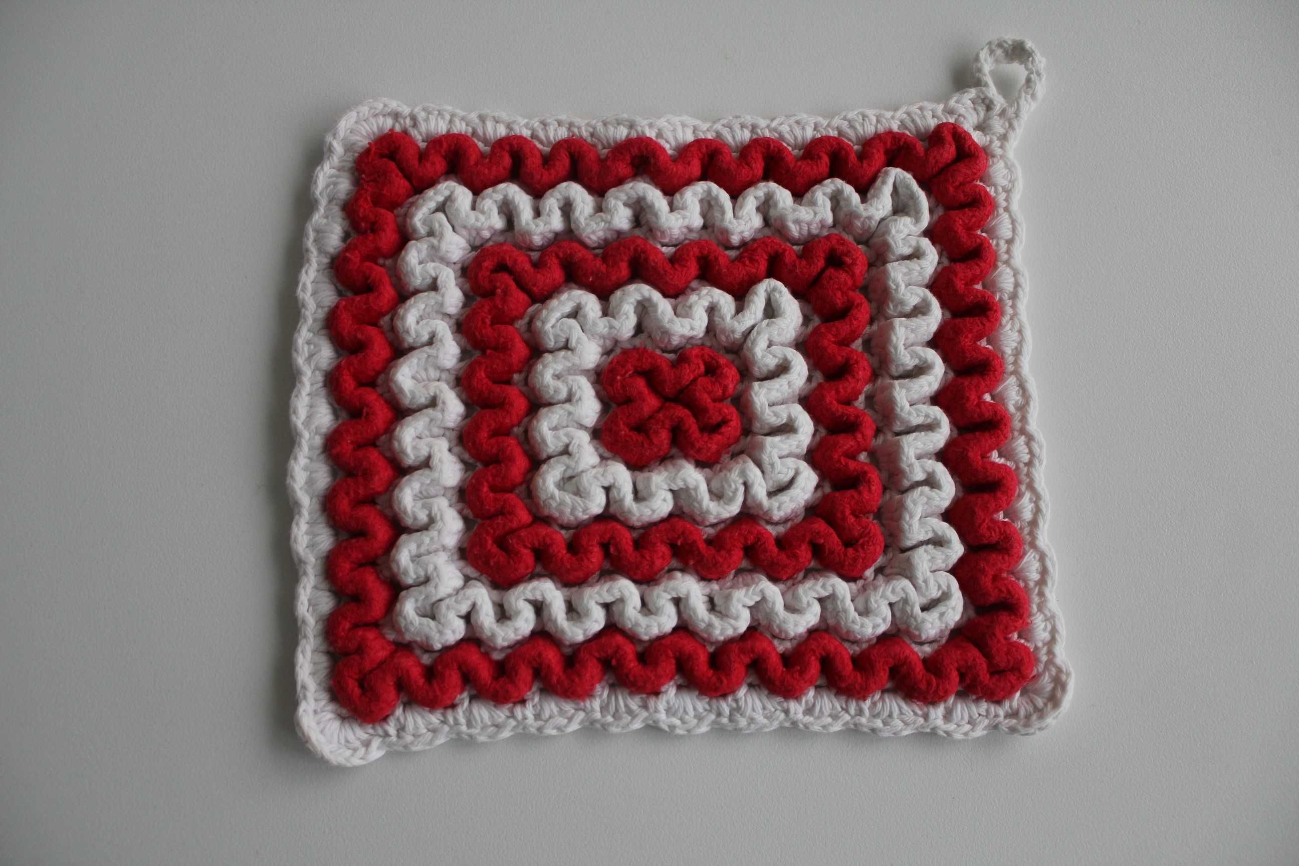 Biało-czerwona łapka kuchenna w stylu vintage 15,5 cm x 13,5 cm