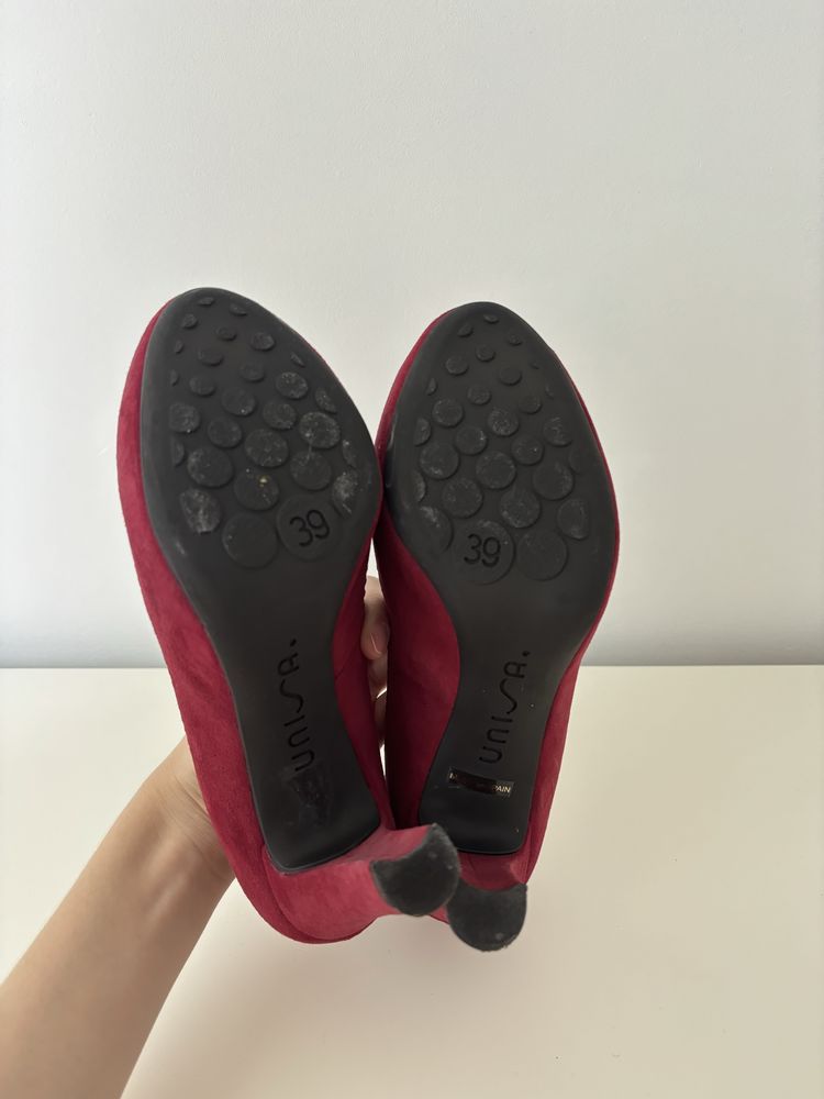bordowe buty na słupku