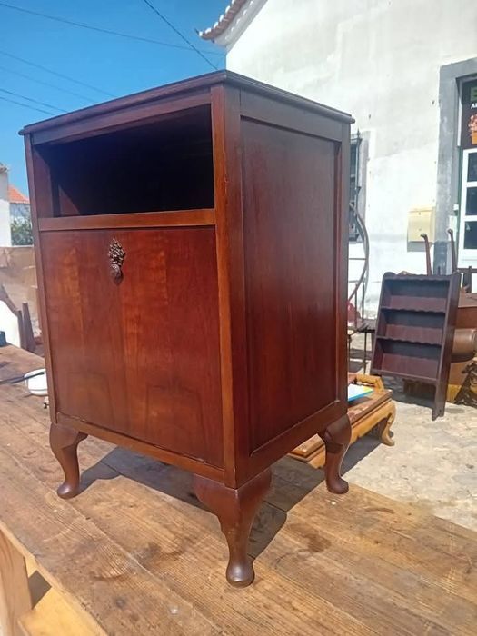 Mesa de cabeceira/apoio