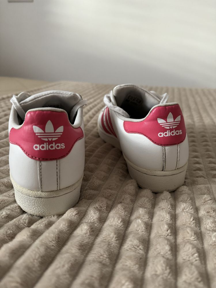 Ténis Superstar Rosa Choque da Adidas