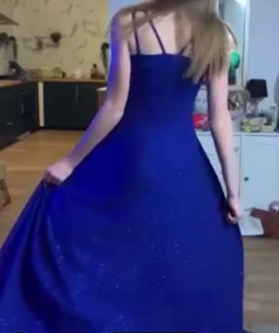 niebieska błyszcząca sukienka balowa rozmiar xs na studniówkę