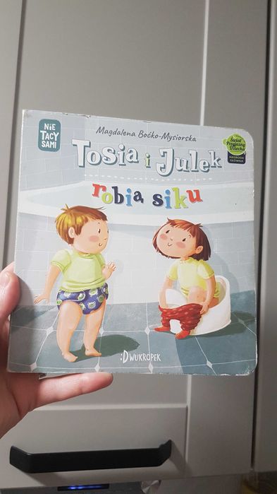 Tosia i Julek robią siku