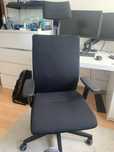 Ergonomiczny fotel biurowy z wieloma regulacjami