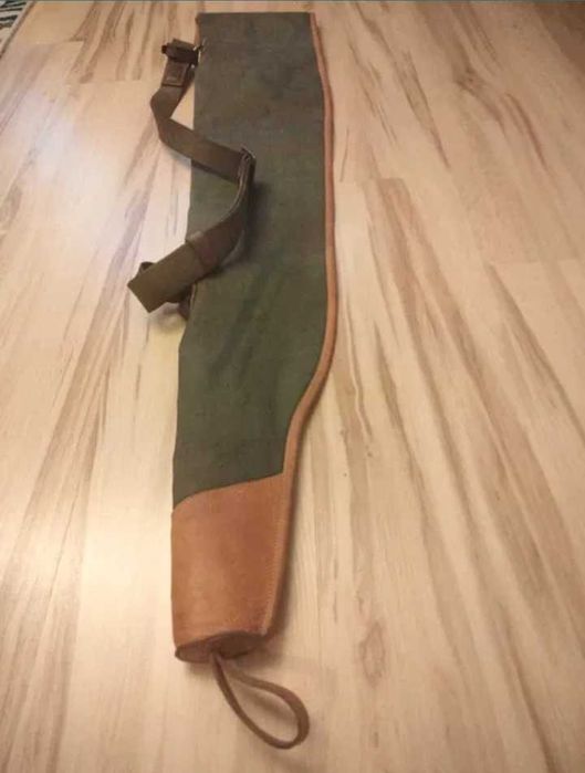 Parciany pokrowiec na wiatrówkę z  wyściółką i paskiem.