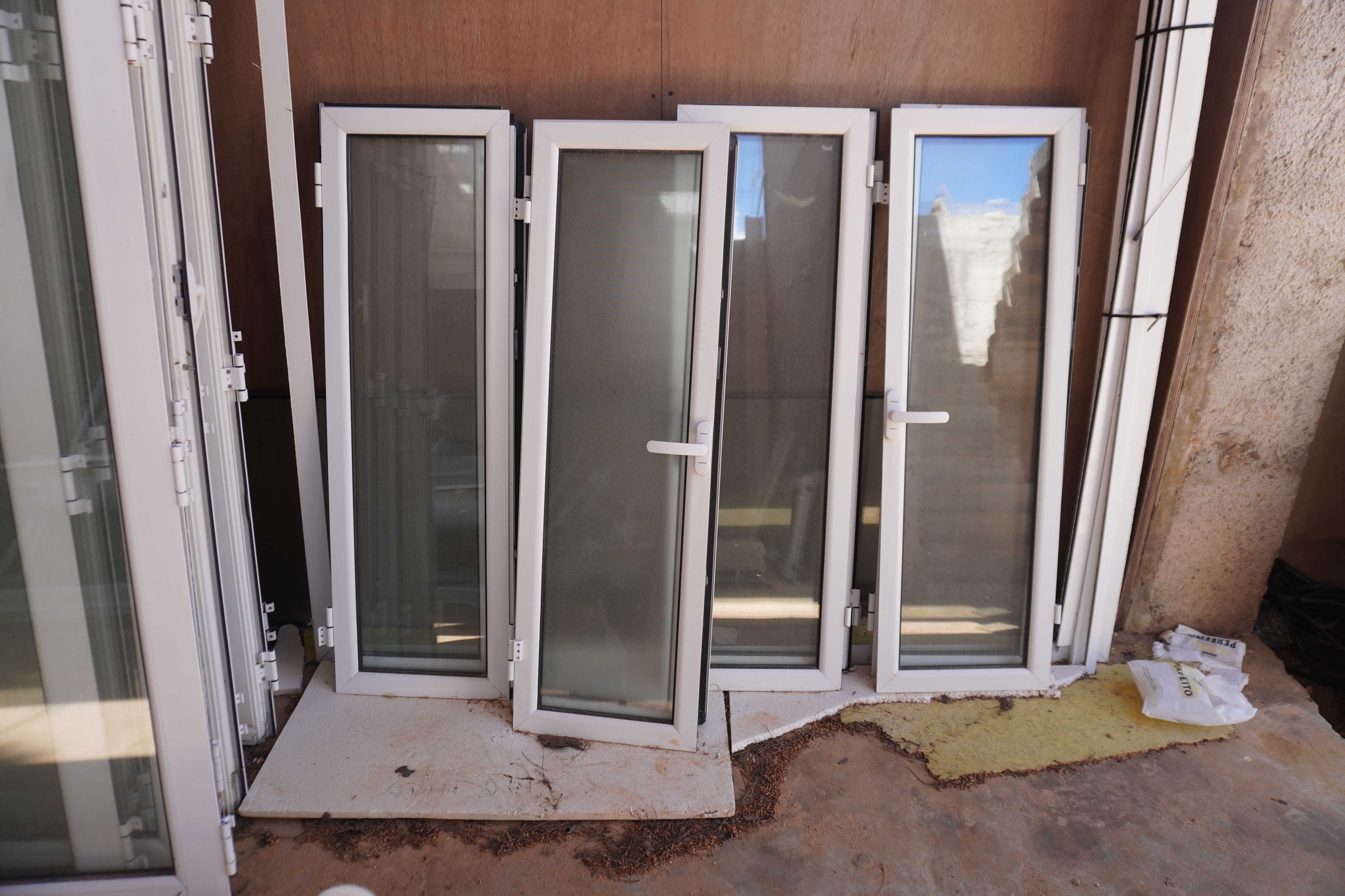 Portas e Janelas de Vidro Duplo Térmico com Estores Elétricos