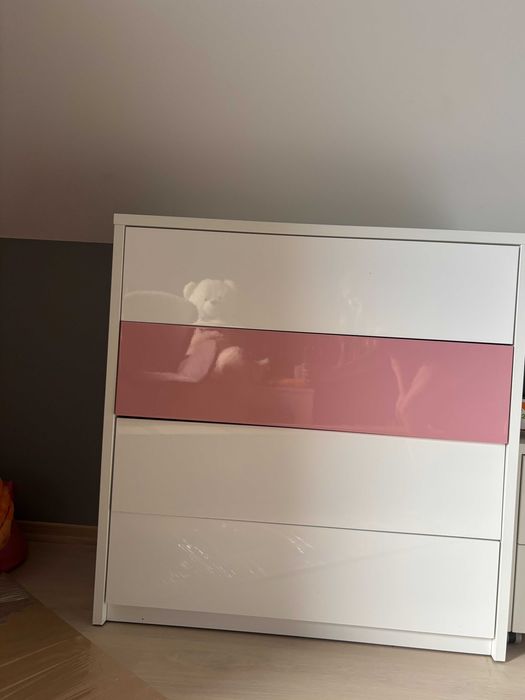 zestaw mebli (łóżko, biurko, szafa, półki oraz szuflady na ciuchy)