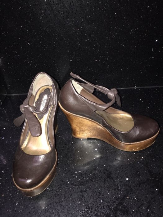 Sapatos cunha da Schütz 35