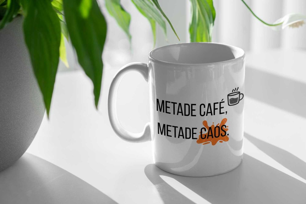Caneca "Metade Café, Metade Caos" – Presente Original e Divertido