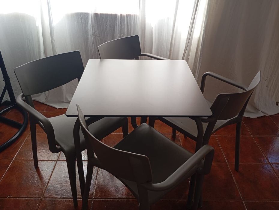 Conjunto Mesa + 4 cadeiras