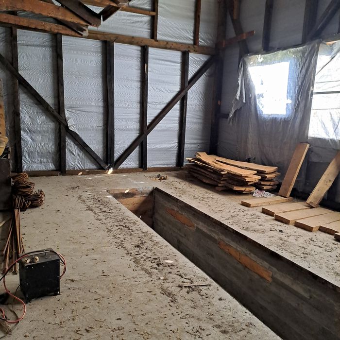 Продам комерційне приміщення на 20 сотках