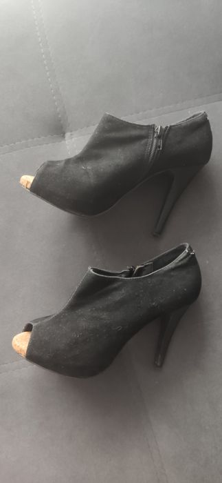 Buty botki zamszowe na szpilce roz.37