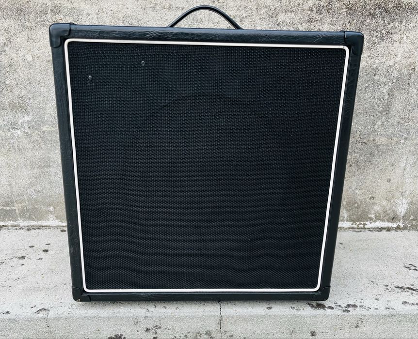 Coluna 1x12 Harley Benton com Celestion V30 e capa