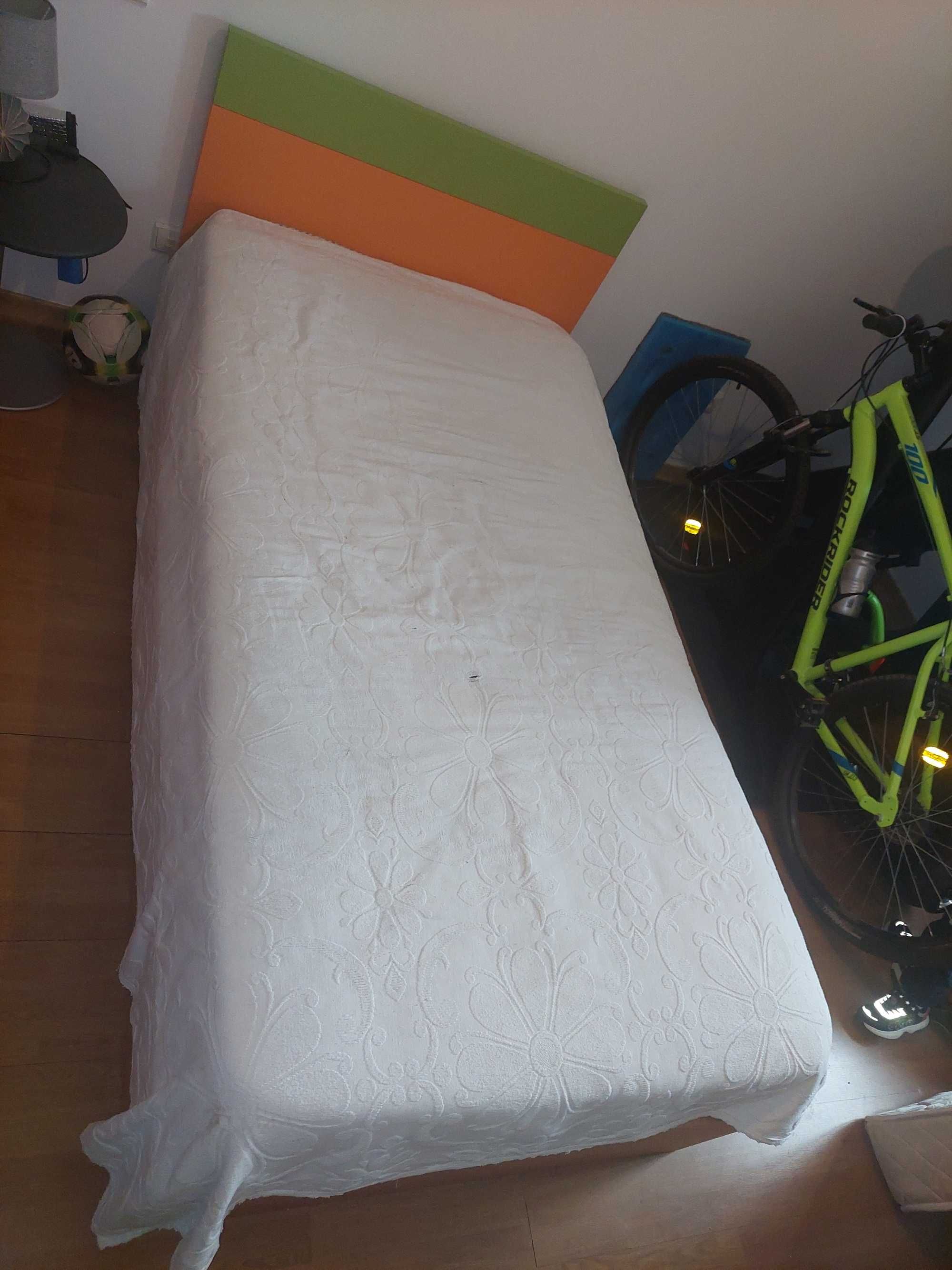 Vendo cama de solteiro dupla com os dois colchões como nova