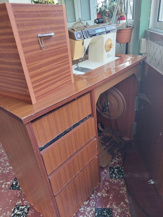 Máquina de costura singer.