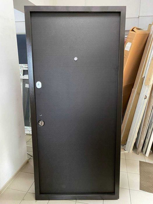 Двері в квартиру. Вхідні двері.