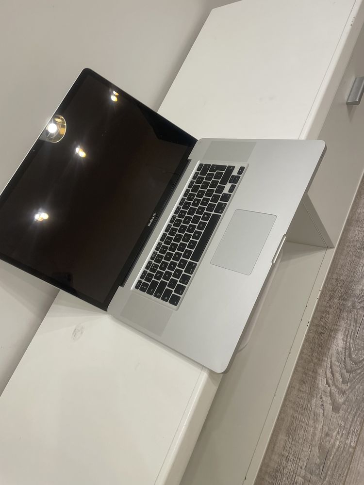 Uszkodzony laptop MacBook Pro model A1297 17 cali