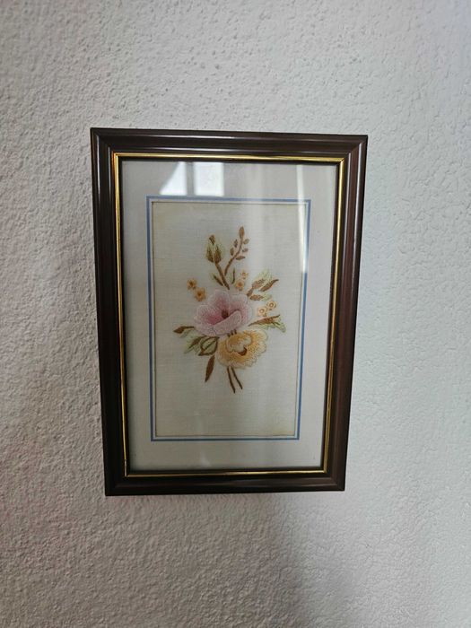 Par de quadros bordados à mão em linho – flores com moldura