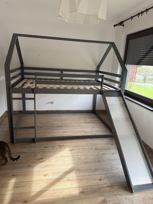 Łóżko piętrowe ze ślizgawką