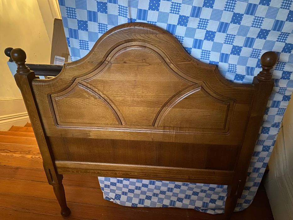 Cama de solteiro  de madeira maciça ( + colchão)