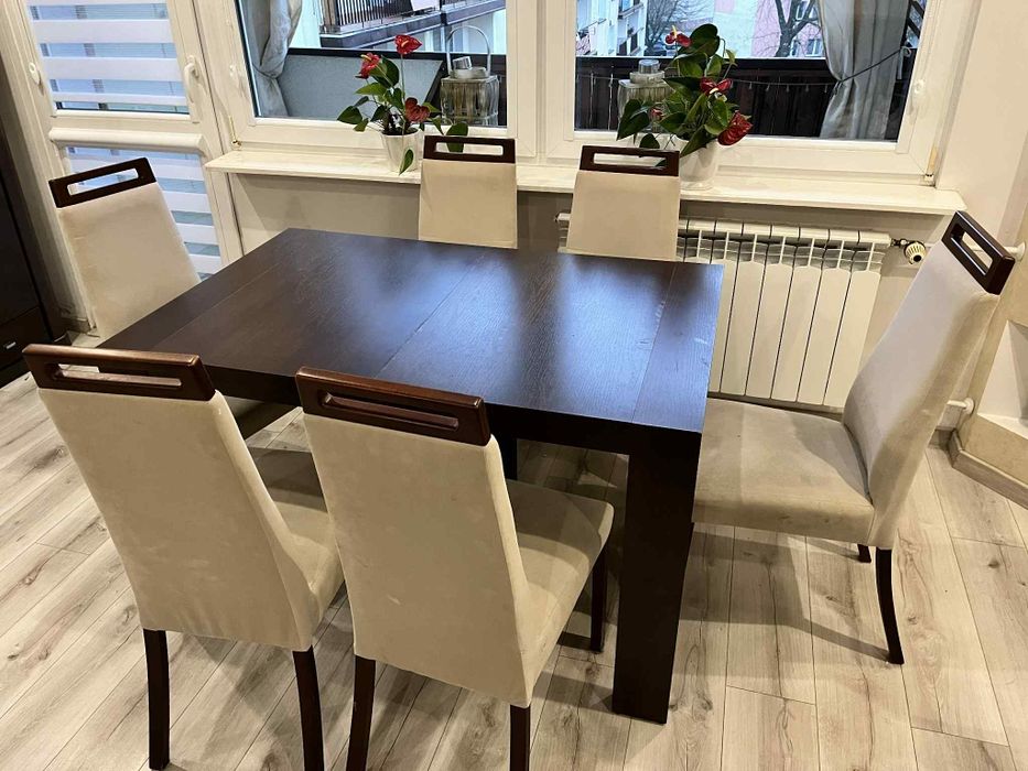 Stół rozkładany z sześcioma krzesłami