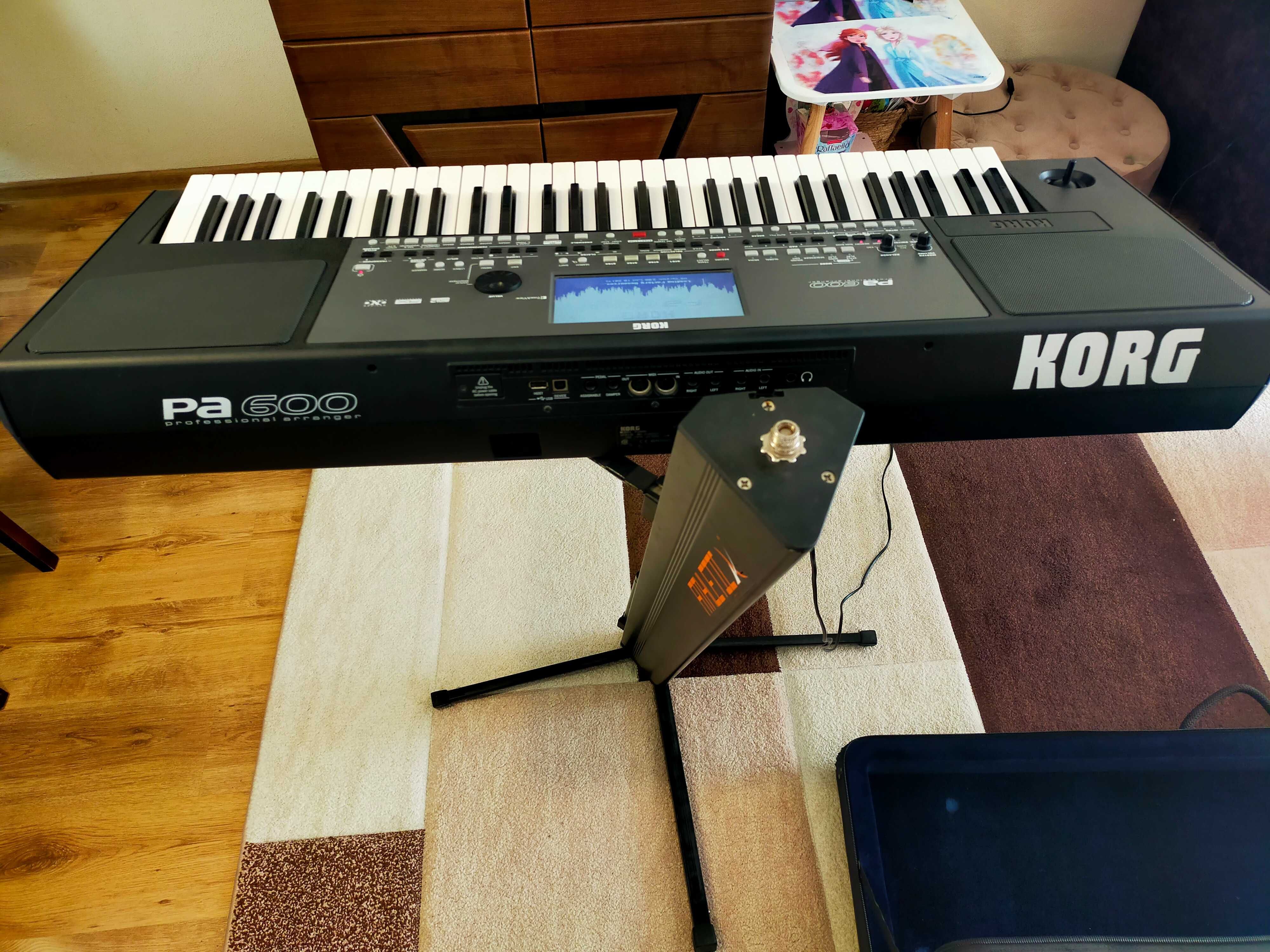 Korg pa 600 stan bdb.