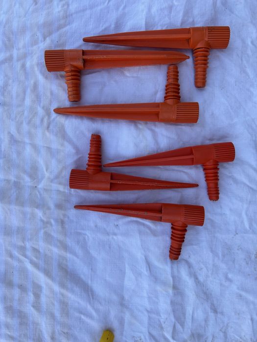 Водний розбризкувач зрошувач обертається, Кіл ніжка