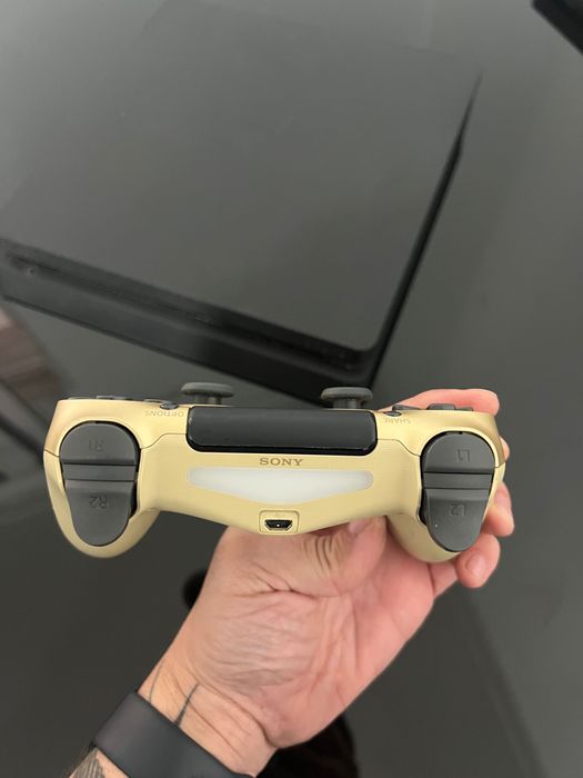 PlayStation 4 500GB + Comando Dourado e cabo