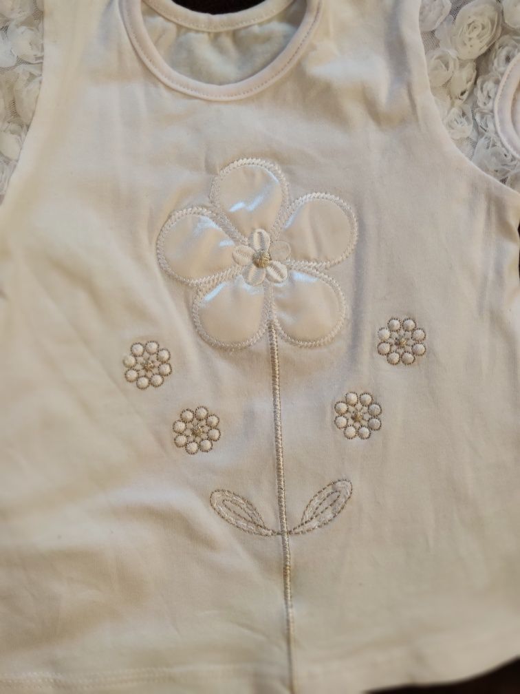Ozdobna biała bluzka dla dziewczynki, z kwiatem, r. 80