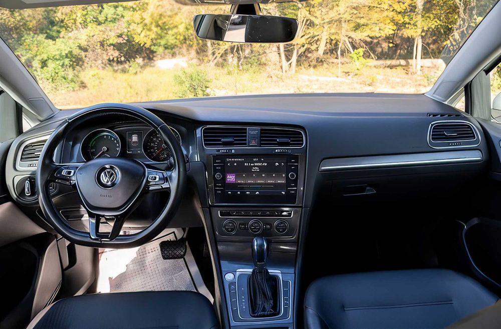 Volkswagen e-Golf      2017