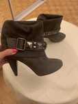 Buty na obcasie za kostkę firmy Bata