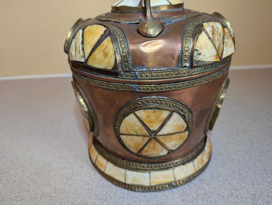 Stary marokański ręcznie robiony czajnik do herbaty z miedzi i kości