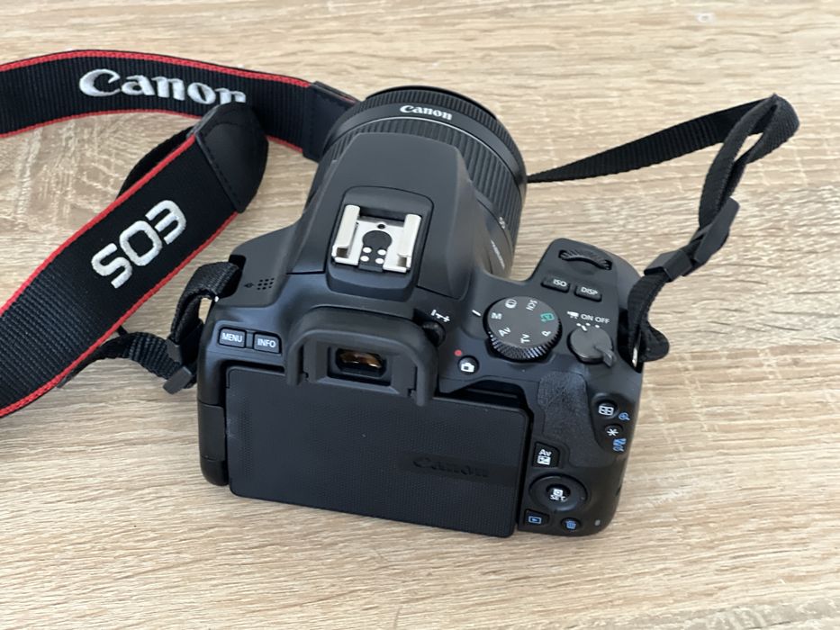 Фотоапарат Canon eos 250 D EF-S 18-25 IS STM(сумка і обєктив в подарун
