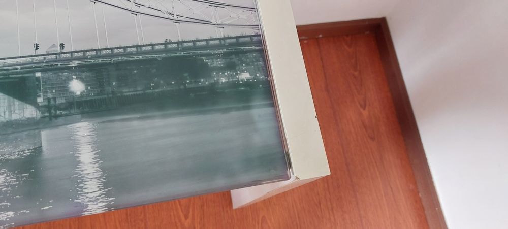 Secretária com tampo de vidro