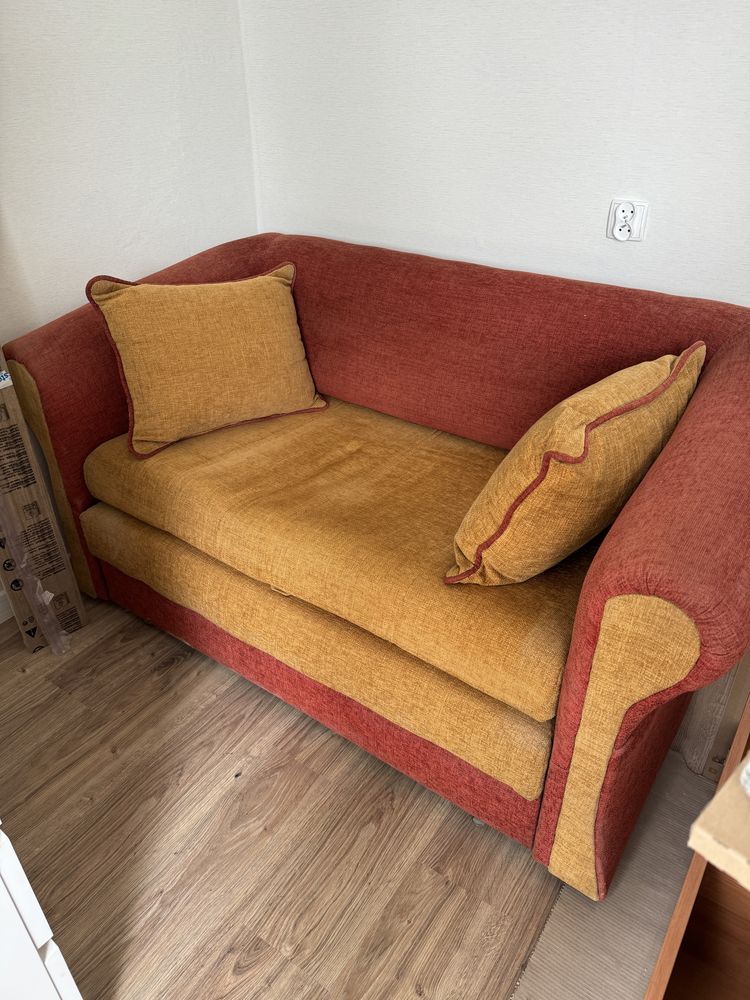 Sofa używana w dobrym stanie. Rozkładana do rozmiaru 160x180.