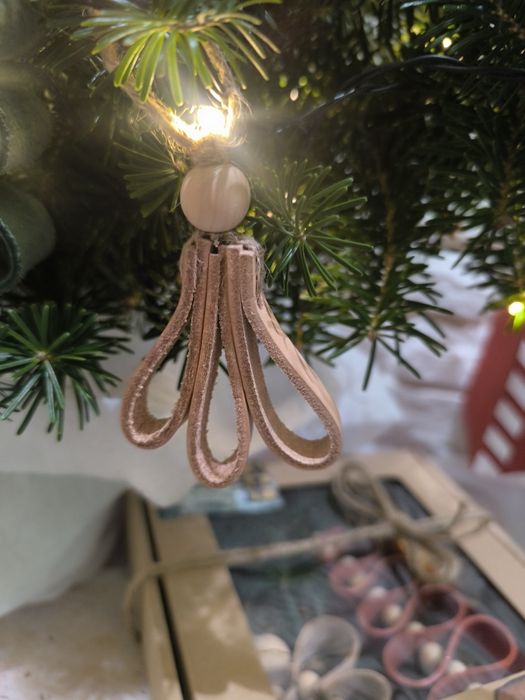 Ręcznie robiona ozdoba świąteczna – ozdoba ze skóry i drewna