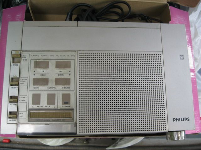 Винтажный радиоприемник с часами,philips d-3300,рабочий.