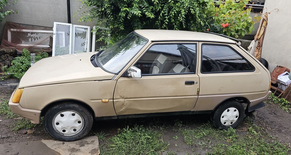 Автомобиль ЗАЗ (таврия) 1102