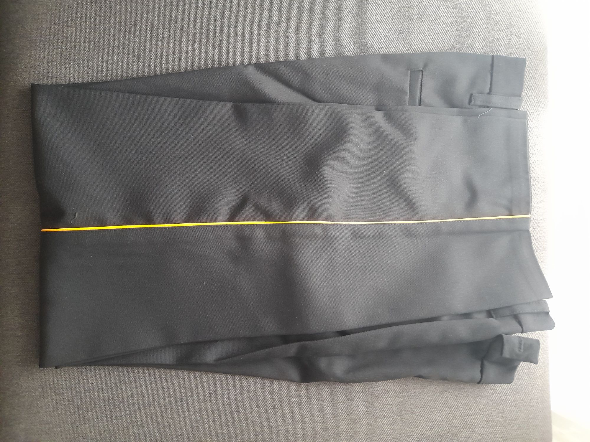 Sprzedam czarne spodnie z lampasem 180/94